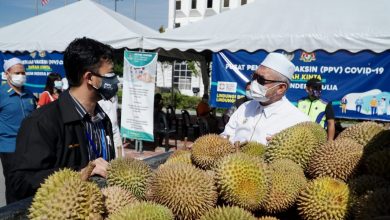 Photo of Durians Distributed to Frontliners in Perak
