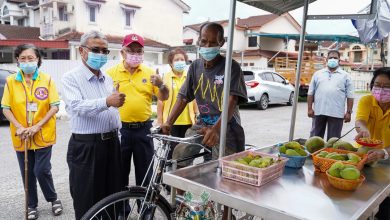 Photo of Uncle Yip Receives Bicycle from the Mayor 
