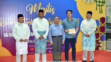 Photo of Former Perak coaches and athletes receive incentives