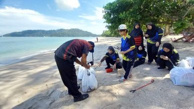 Photo of There are still visitors leaving trash at Teluk Senangin Beach