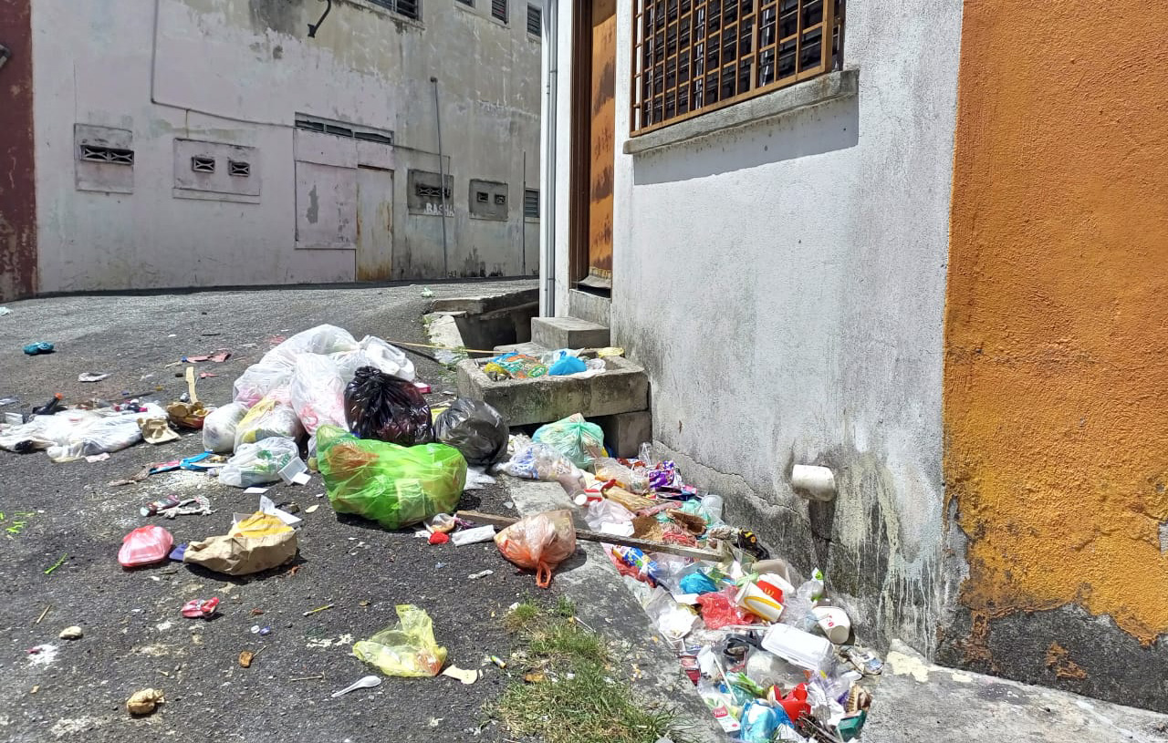 Terroble Garbage Garbage Vigilante: A pile of neglected trash that mars the scenery ...
