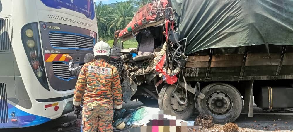 1 dead 3 injured, oil palm lorry collided into the back of a tour bus ...