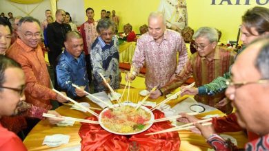 Photo of Sultan of Perak graciously attends the state-level Chinese New Year celebration in Perak