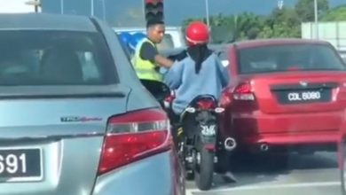 Photo of Viral video:  JPJ pulls out motorcycle key as motorcyclist tries to turn back, against traffic flow