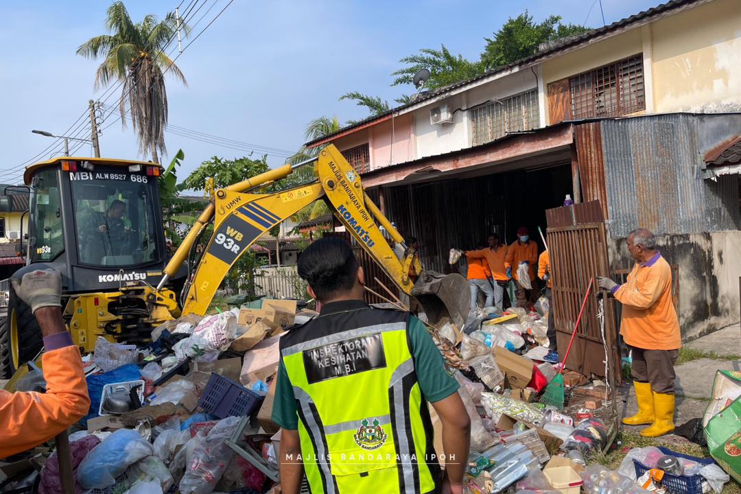 Six Clean-Up Operations at Elderly Woman’s Trash-Filled Home, problem ...