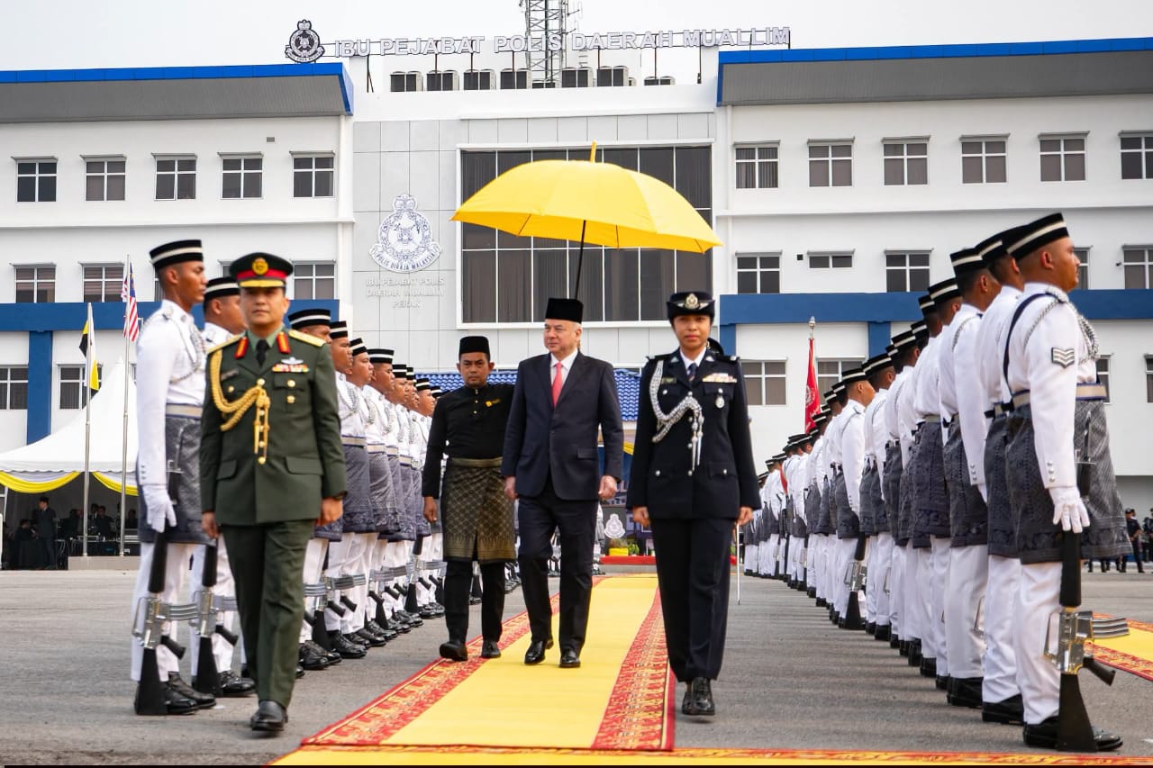 Mbi Lettering Sultan Perak Officially Opens Muallim District Police Headquarters ...